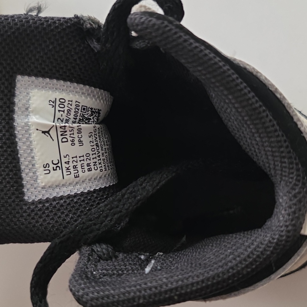 Jordan 1 Mid SE Toddler Black and White Sneakers - Picture 6 of 7